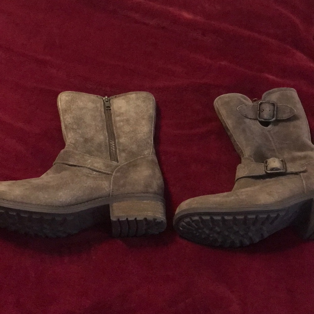 Size 6 Chaney ugg boots